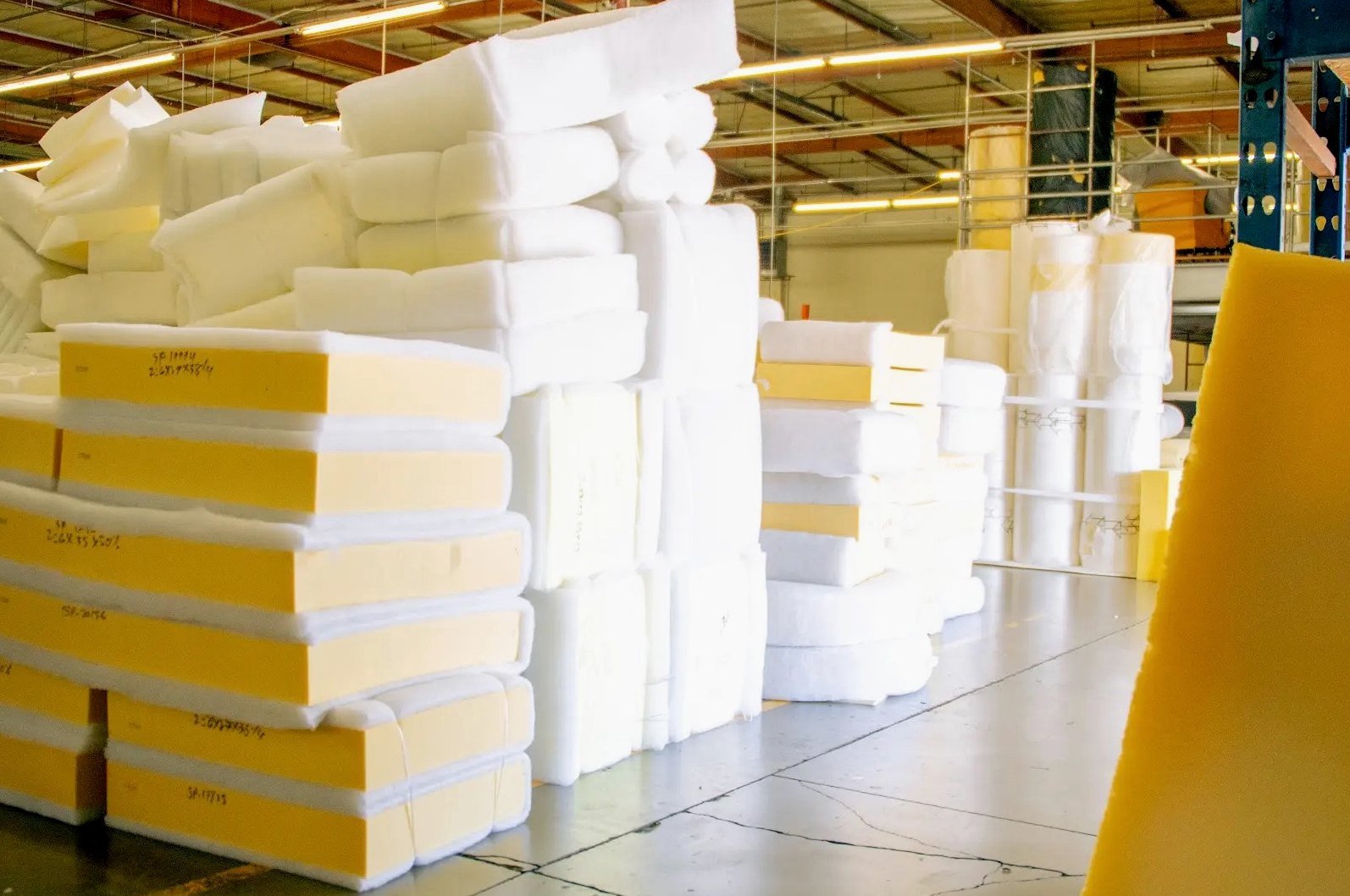 Rollos, láminas y bloques de espuma almacenados en taller